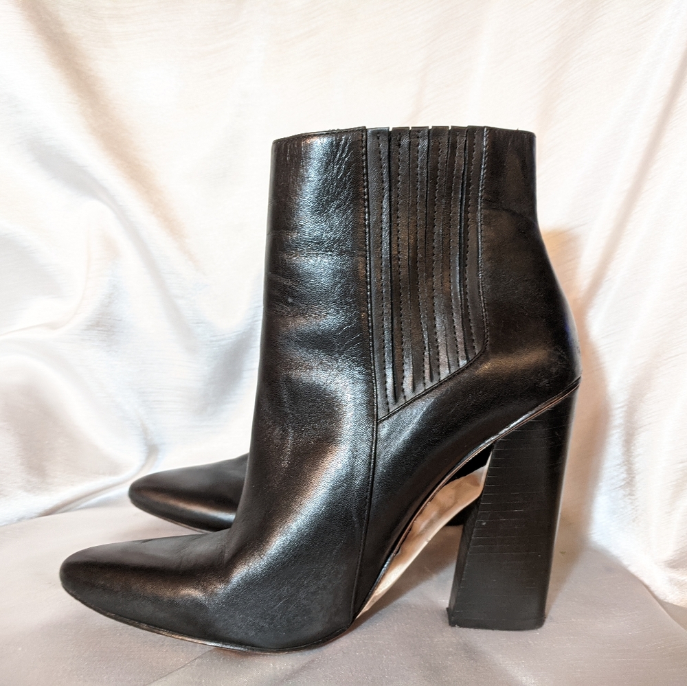 BCBGMAXAZRIA black leather booties. 8.5.
